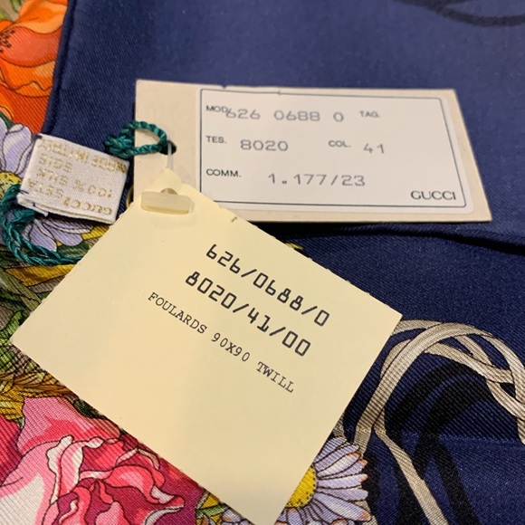 Beautiful Gucci NWT 1200 price tag not mine deal - Picture 5 of 8